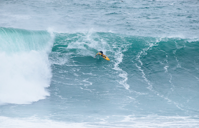 Justine Dupont (FRA) mostra o seu melhor em Nazaré para garantir o prêmio de Melhor Performance Feminina (Foto: WSL / Laurent Masurel)