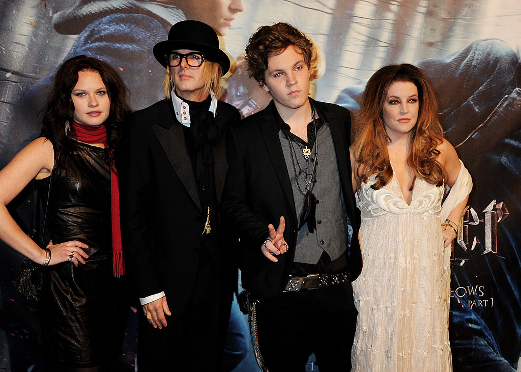 Michael Lockwood, Ben Keough et Lisa Marie Presley assistent à la première mondiale de Harry Potter et les reliques de la mort.