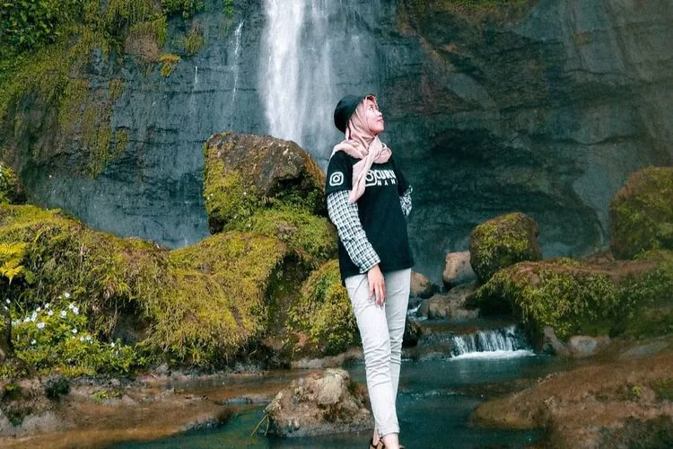 Perempuan di Curug Cisampay