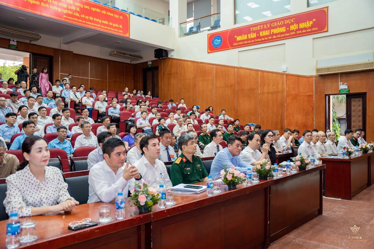 A group of people sitting in a lecture hall

Description automatically generated