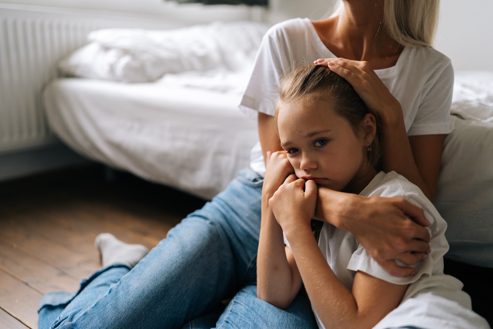 Mother comforting crying little girl | Source: Shutterstock