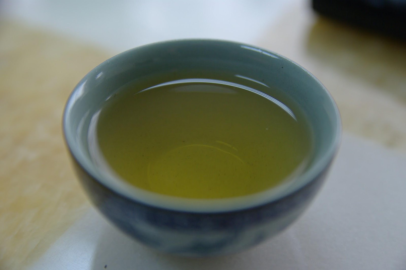 茶碗に入った緑茶の画像