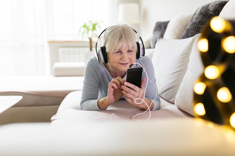 What Are the Benefits of Senior Monitoring Devices?