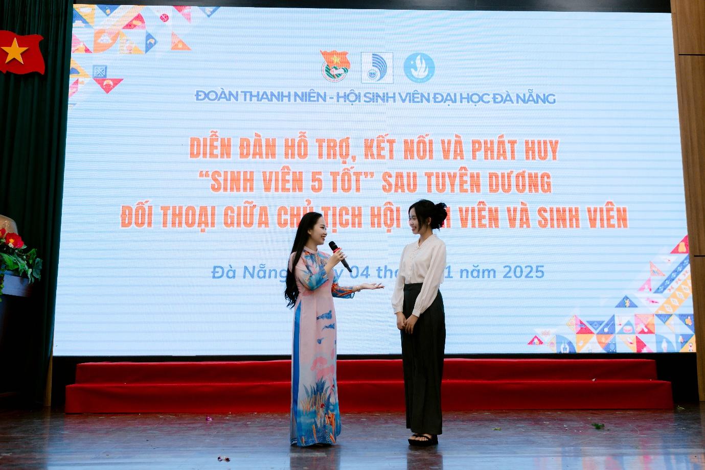 Two women on a stage

AI-generated content may be incorrect.