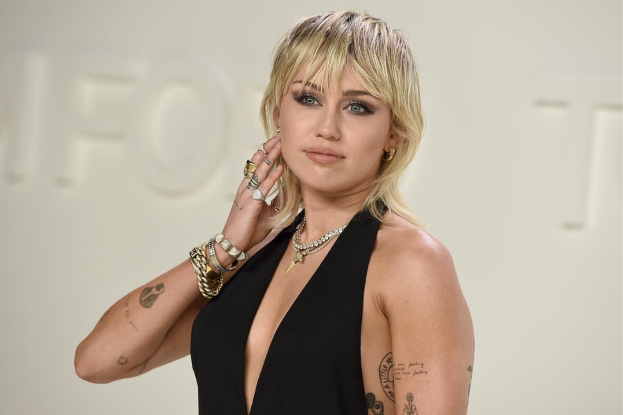 Miley Cyrus Biography, Early life, Education, Age, Height, Family, Relationship, Personal life, Net Worth, Career And More