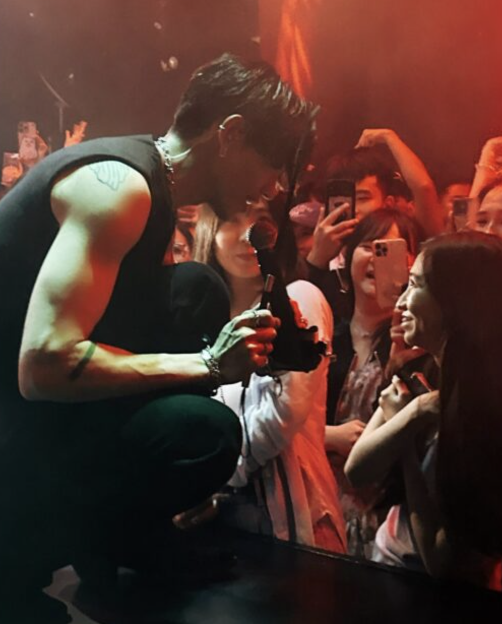 This contains an image of KIRE at his concerts with lucky fans 