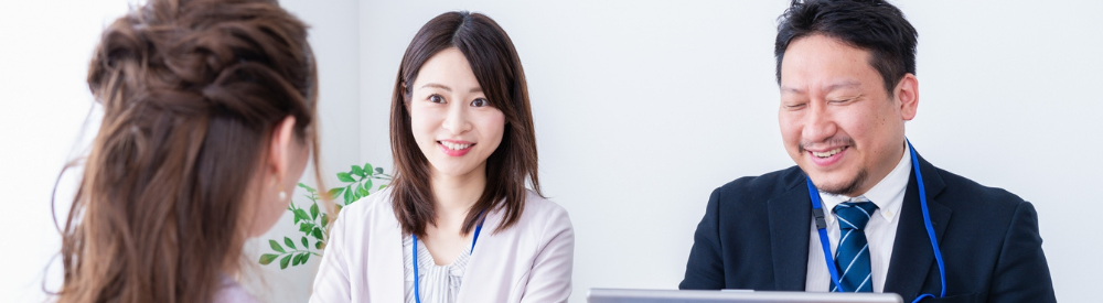 オフィスで、男女3名が笑顔で和やかに打ち合わせをしている