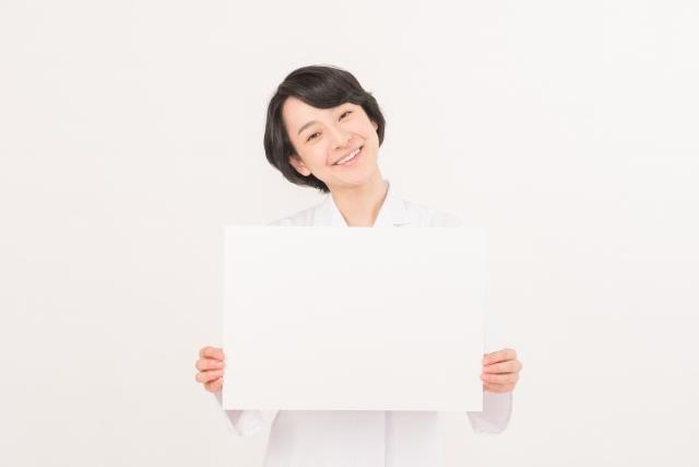 白いパネルを持った人の写真