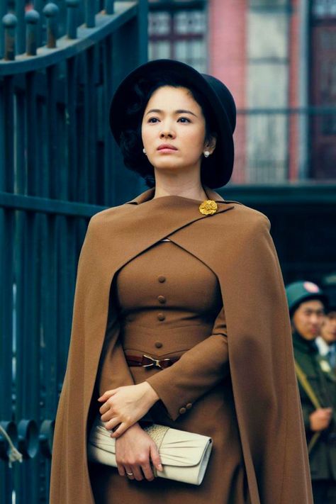 This contain Song Hye Kyo  wearing a brown coat and hat