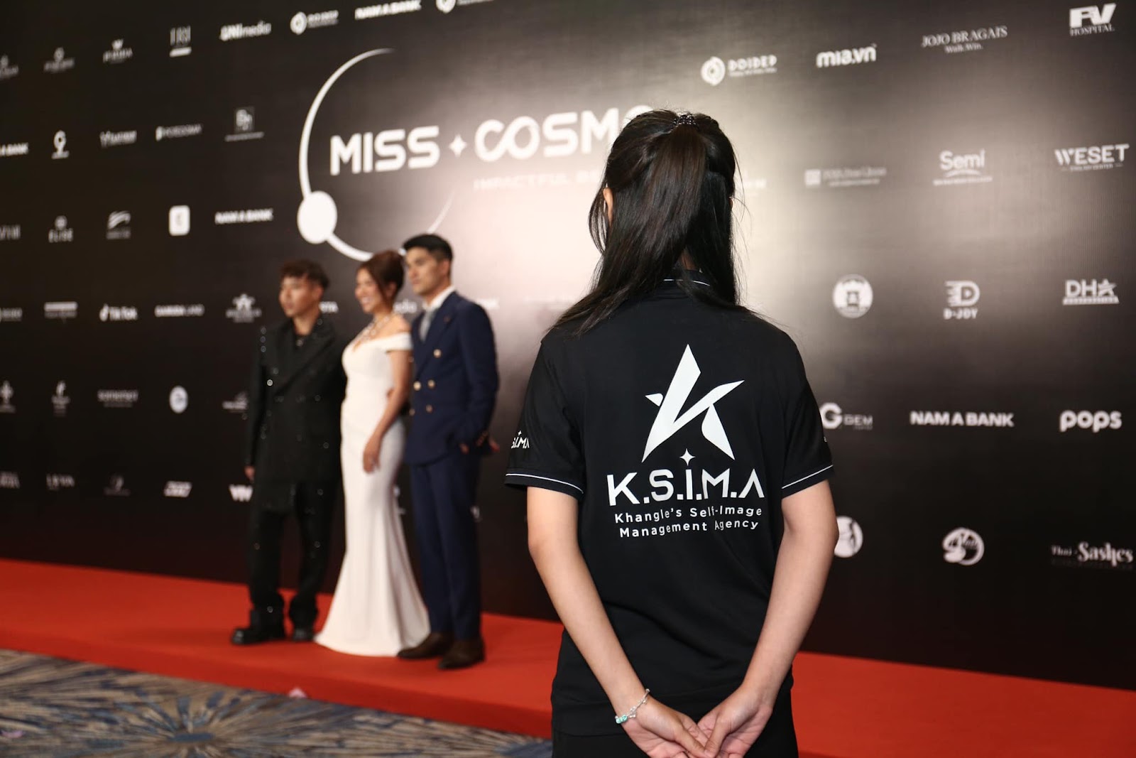  Dàn ‘Quản lý thí sinh’ toàn GenZ sau sự thành công của Miss Cosmo 2024 là ai?