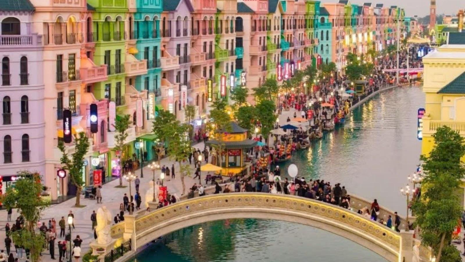 Cây cầu đi bộ nối liền khu K-Town sang The Venice 