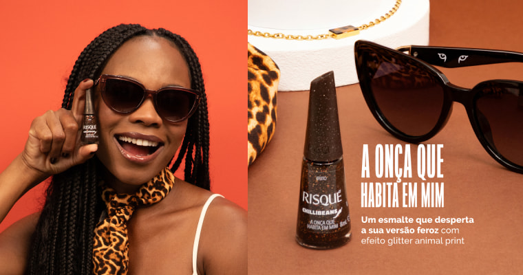 A imagem é dividida em duas partes: à esquerda, mulher negra de cabelos trançados, usando óculos escuros Chilli Beans e um lenço de animal print, sorrindo e segurando o esmalte com a mão, com fundo laranja. À direita, um conjunto de acessórios de maquiagem e moda, incluindo óculos escuros Chilli Beans, e um Esmalte Marrom Risqué & Chilli Beans A Onça que Habita em Mim Efeito; com texto em português destacando um esmalte com efeito animal print e glitter.