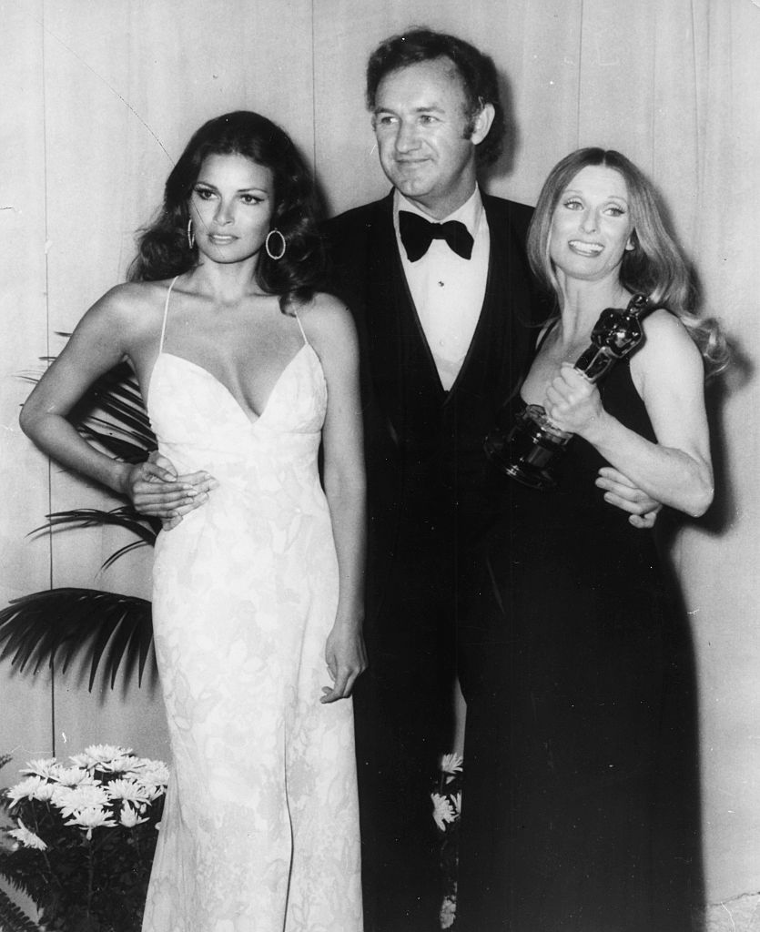 Raquel Welch, Gene Hackman et Cloris Leachman (tenant son Oscar de la meilleure actrice dans un second rôle) lors de la 44e cérémonie des Oscars à Hollywood, CA, le 17 avril 1972.