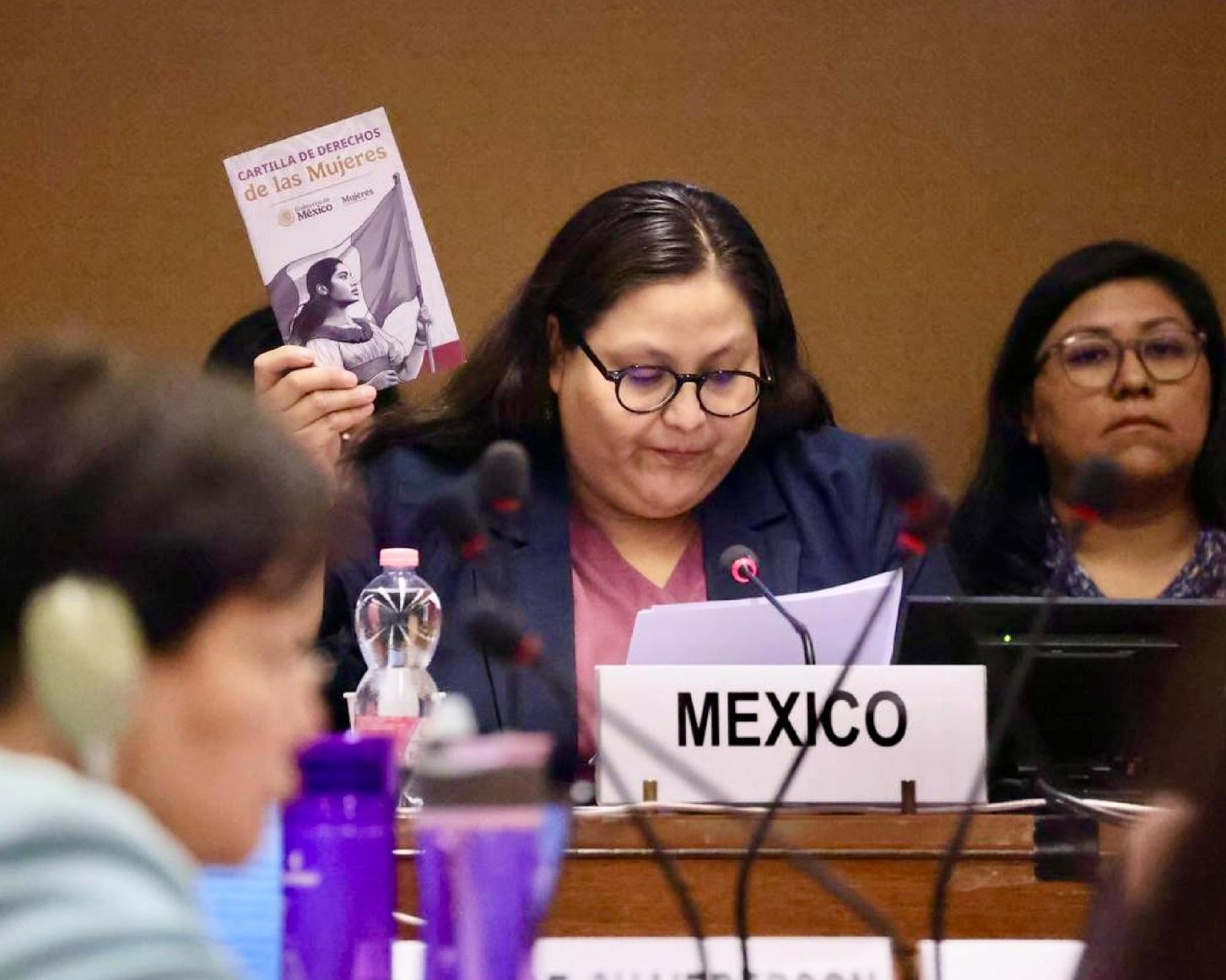 Puede ser una imagen de 3 personas y texto que dice "CARTILLA las Dz DERECHOS Mujeres SMujeres es de México Mojenes XΙΟ"