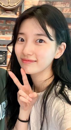 This contains an image of Bae Suzy Without Makeup
