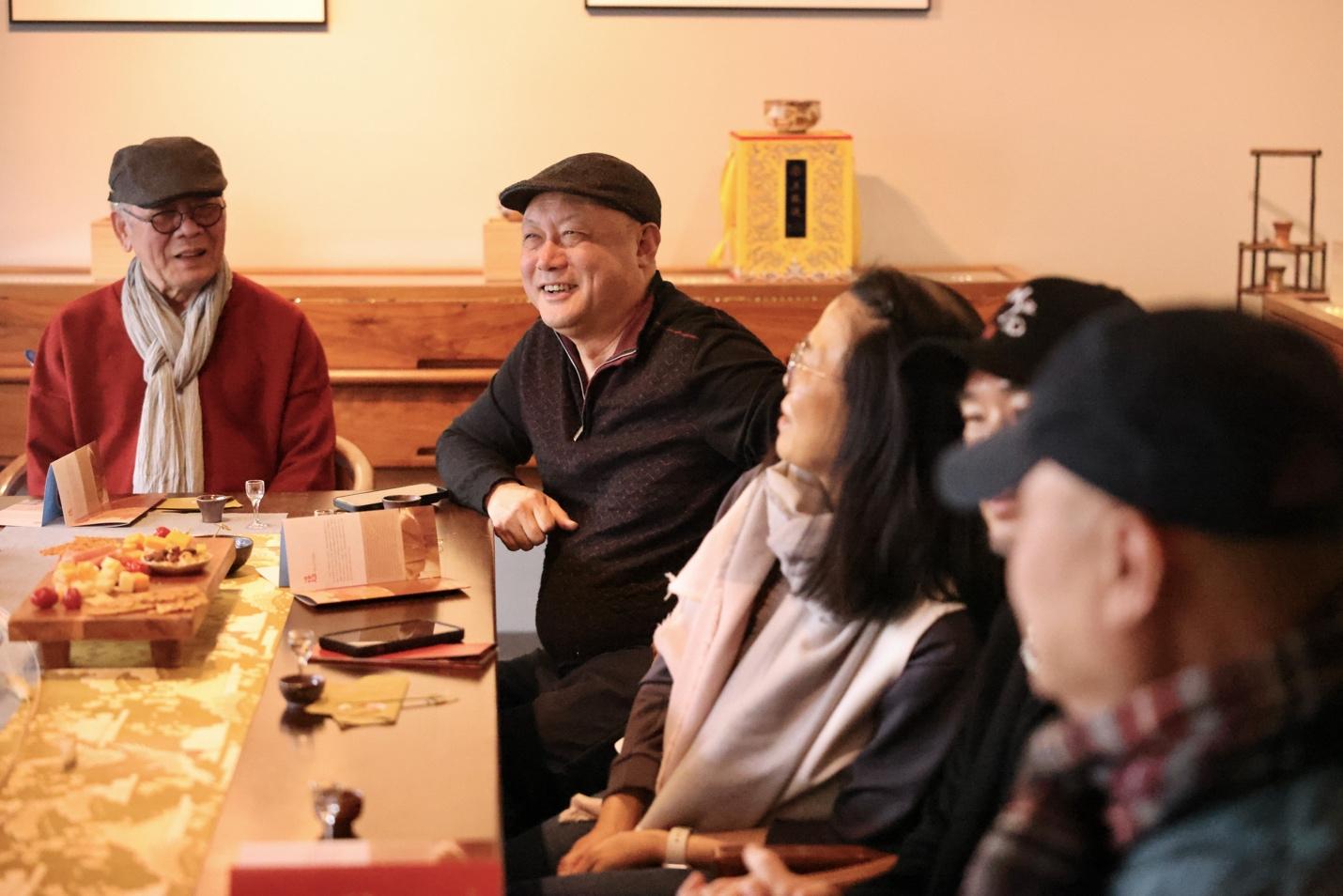 A group of people sitting at a table

AI-generated content may be incorrect.