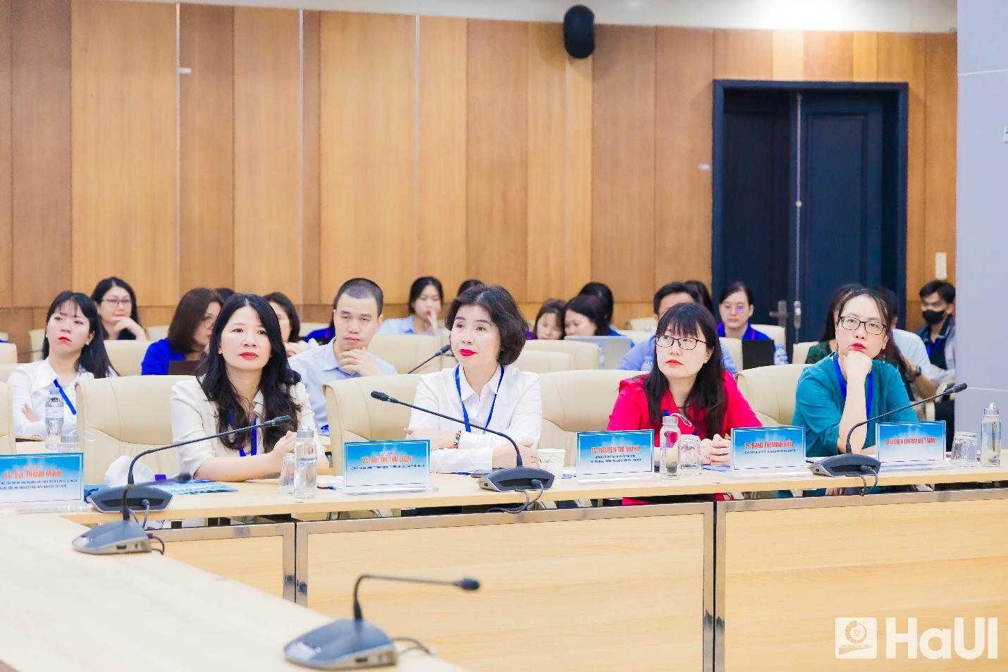A group of people sitting in a room

AI-generated content may be incorrect.