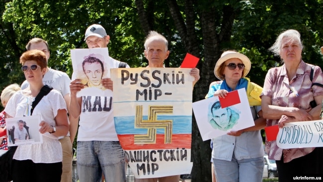 Учасники акції на підтримку режисера Олега Сенцова та інших натоді незаконно ув'язнених в Росії українців. Чернігів, 2 червня 2018 року