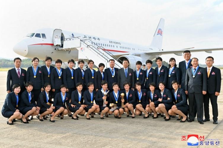 Pyongyang Citizens Fervently Welcome Young Footballers