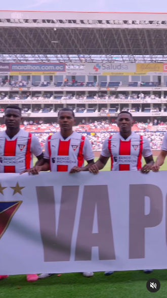 LDU Quito players holding a commemoration banner in honor of Marco Angulo. | Source: Instagram/ldu_oficial