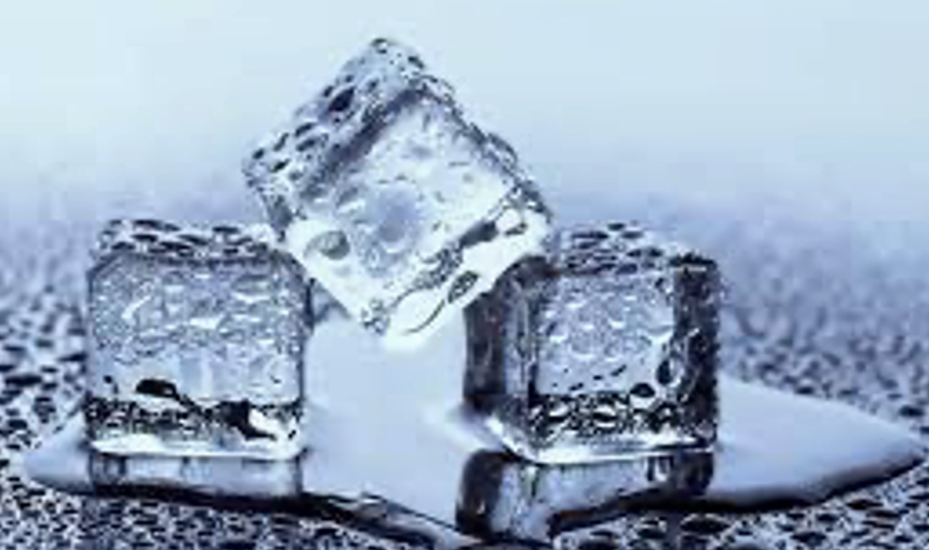 Imagens de cubos de gelo derretendo. O gelo é uma forma de derretimento da água