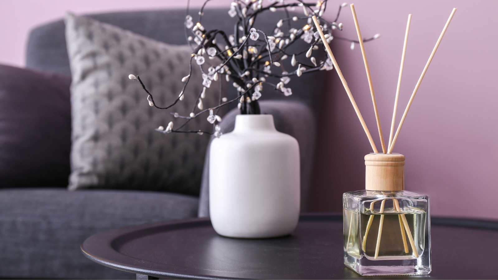 Gambar reed diffuser di ruang tamu/Sumber: Canva