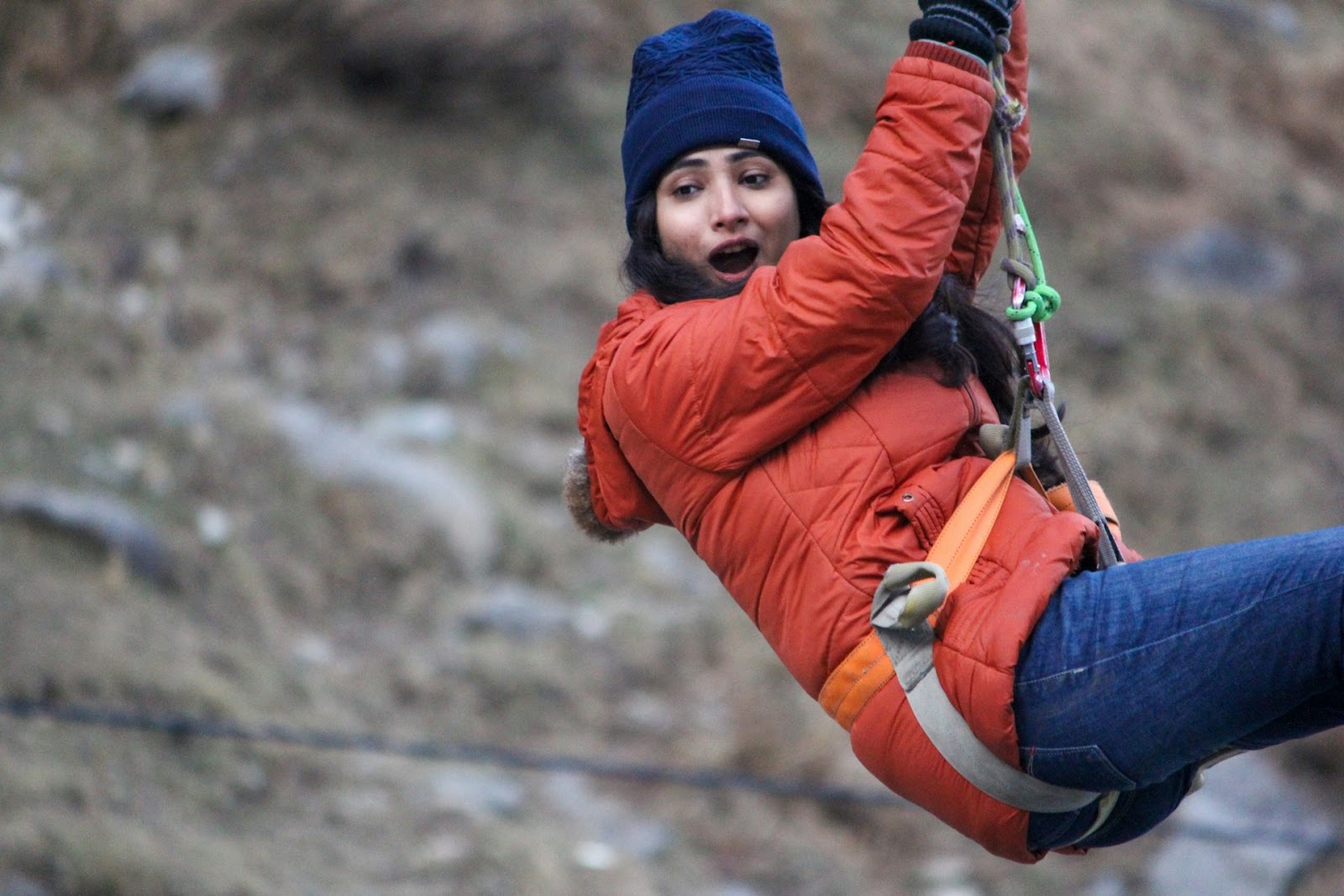 Aventură la altitudine: trasee de tiroliană între copaci