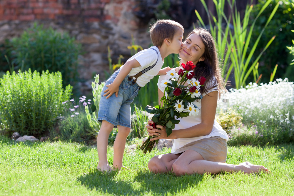 Trẻ em ở các nước Châu Âu tặng hoa cho mẹ vào 8/3 để thể hiện lòng biết ơn