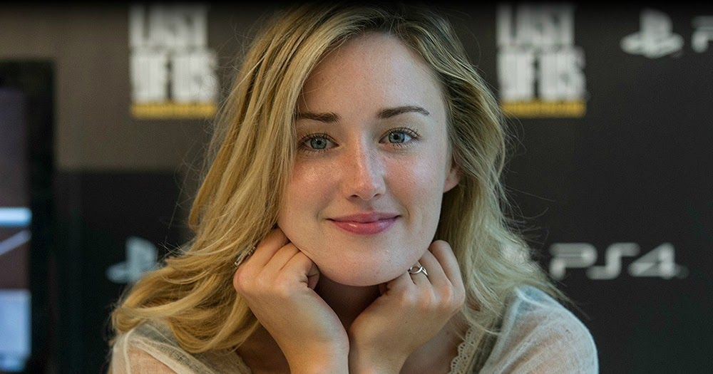 Ashley Johnson, actriz de voz conocida por interpretar a Pike en The Legend of Vox Machina, y famosa por su papel como Ellie en The Last of Us, sonriendo durante una conferencia.