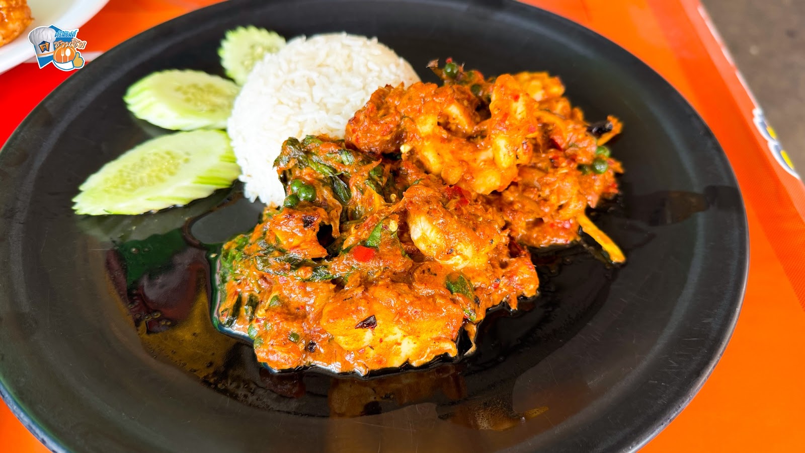 เนื้อปลา กุ้ง และหมึก ผัดคลุกเคล้ามากับพริกแกงห่อหมก อร่อยถึงเครื่อง   	 
