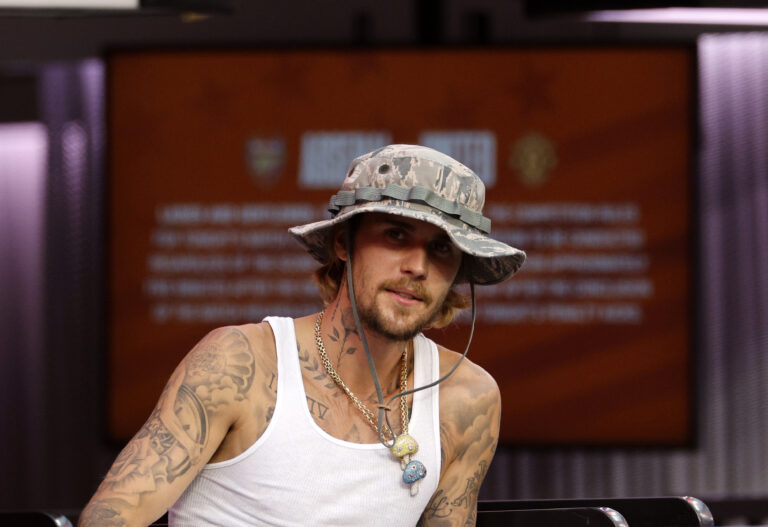 INGLEWOOD, CALIFORNIE - 27 JUILLET : Justin Bieber assiste au match de football amical de pré-saison entre Arsenal et Manchester United au SoFi Stadium le 27 juillet 2024 à Inglewood, Californie. (Photo by Kevork Djansezian/Getty Images)