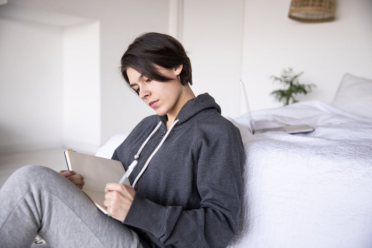 mujer estudiando para el examen de admisión de la UANL