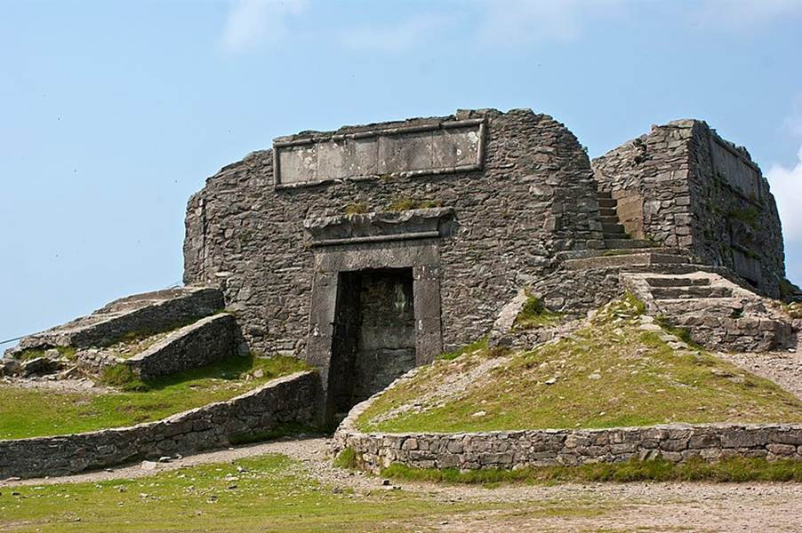 A stone building with a door

AI-generated content may be incorrect.