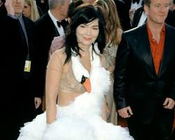 Imagen de Björk in a swan dress at the 2001 Oscars