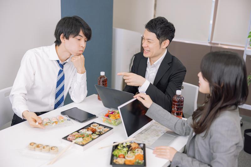 昼食を取る3人の社会人