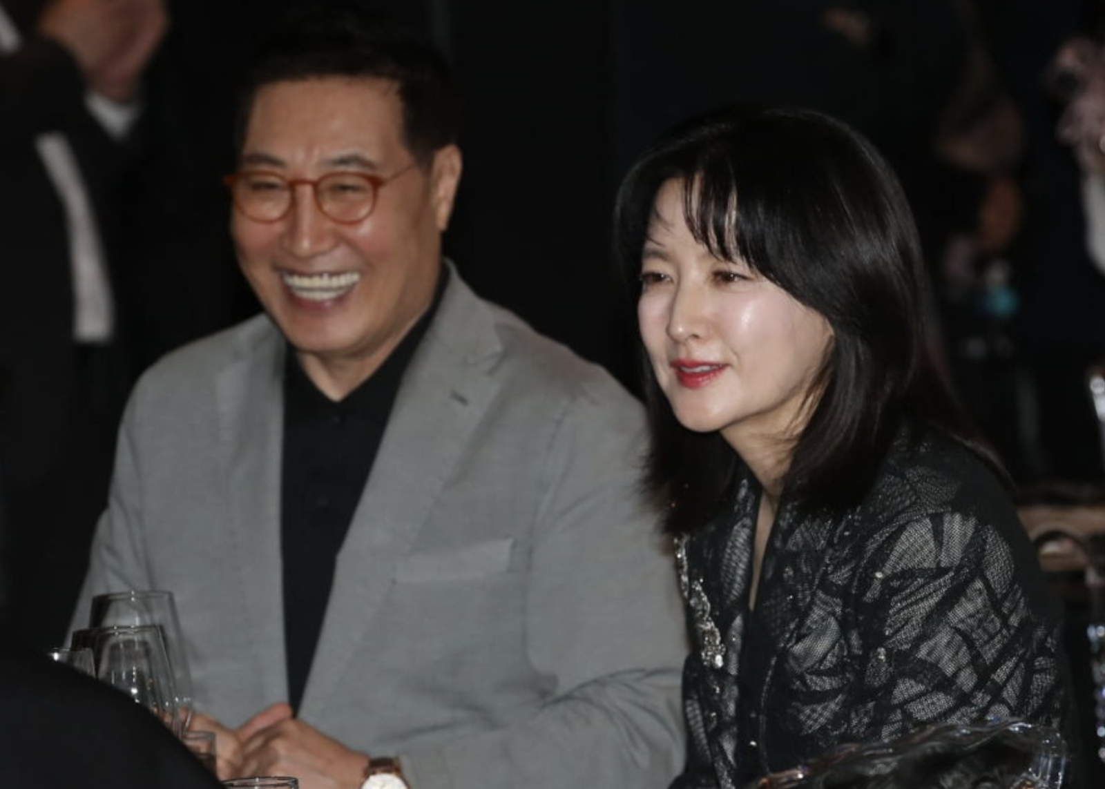 A picture of Lee Young Ae and her husband Jeong Ho Young smiling