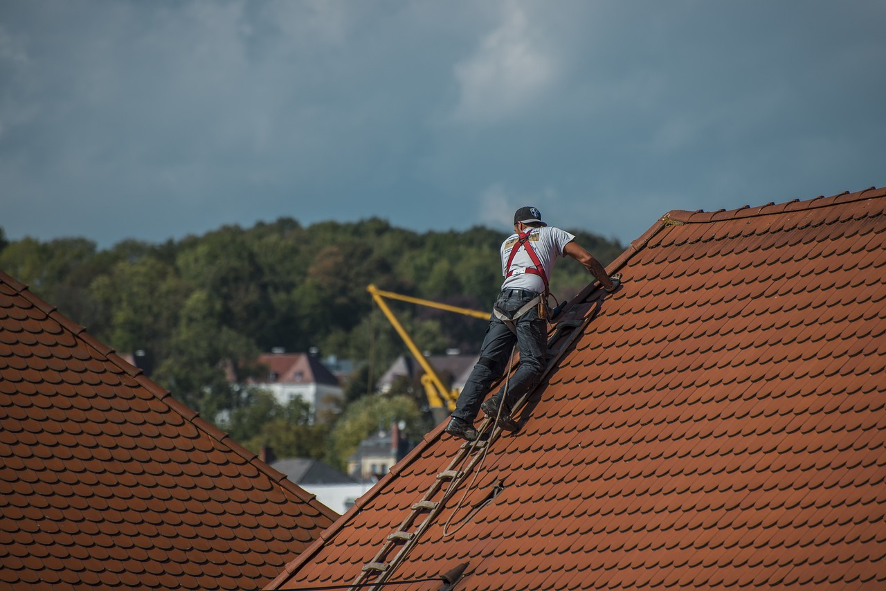 Check These 7 Things Before Hiring a Contractor for Roof Repairs