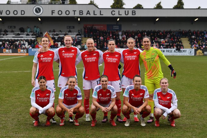 Elenco do Arsenal feminino posando para uma foto