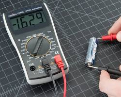 Hình ảnh về measuring battery voltage with a multimeter