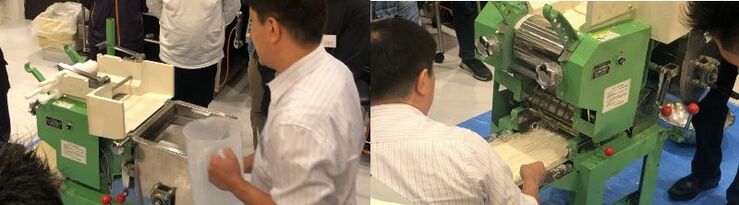 麺製造機を操作している男性の様子を示しています。﻿