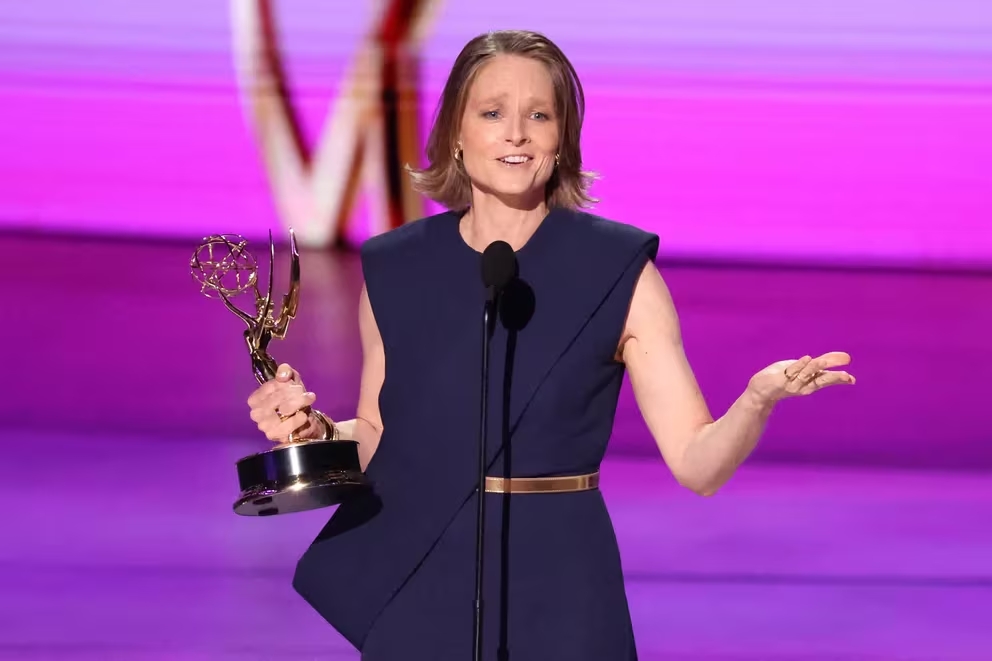 Jodie Foster recibiendo su Emmy como Mejor Actriz en una Serie Limitada o Película para Televisión  por su papel en True Detective: Night County en la ceremonia de los premios Emmy 2024.