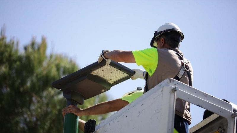 Solar street light retrofit kits installation 