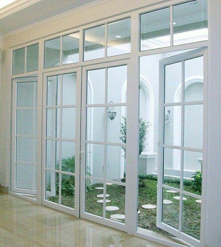 Pintu UPVC putih bersih dengan aksen satu panel kaca ramping vertikal, pilihan praktis dan tahan cuaca.