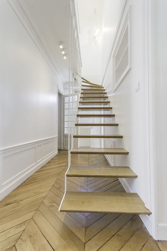 Escalier suspendu bois et métal blanc (Tiré du site les ateliers du 4)