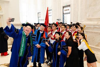 A group of people in graduation gowns

Description automatically generated