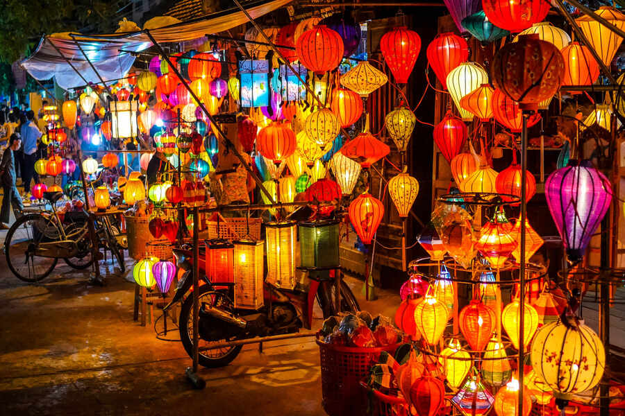 Lanterns of all colors during the Mid-Autumn Festival. Source: VNTravelLive