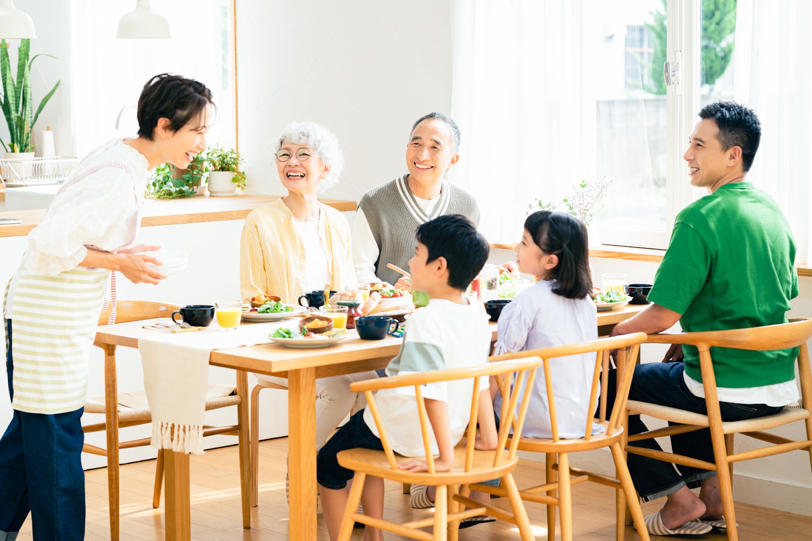 三世代家族が一緒に食卓を囲む笑顔の風景｜二世帯住宅での暮らしの実例