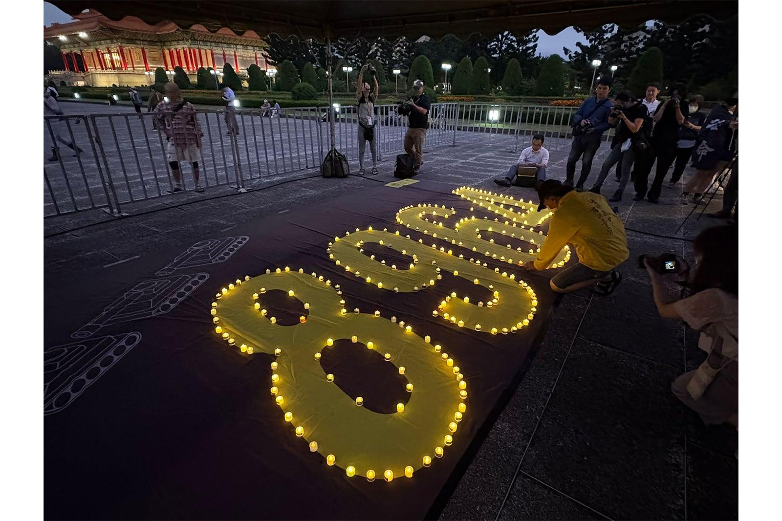 台湾的六四悼念活动在炸弹恐吓之下仍然有逾300人出席。