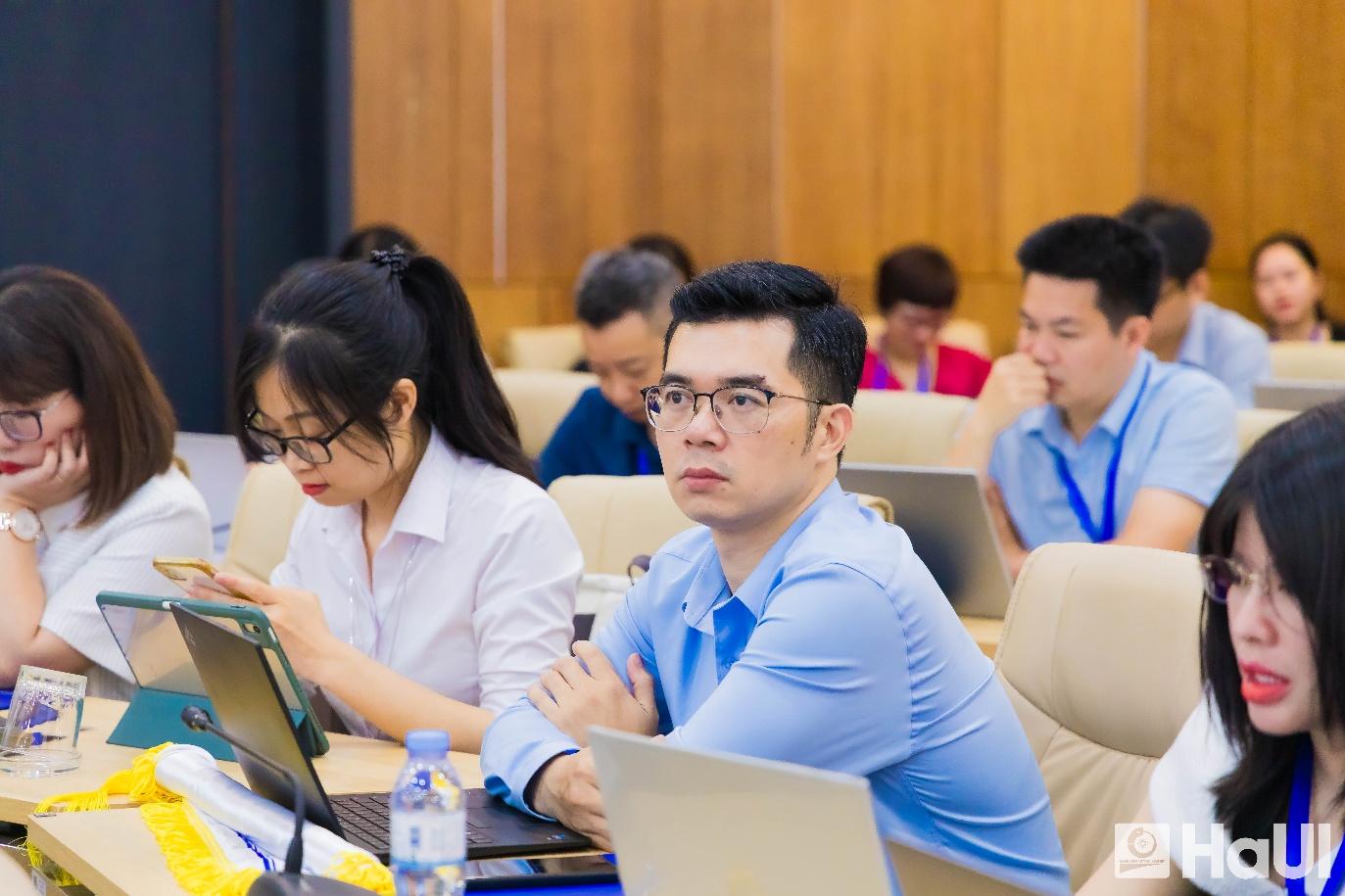 A group of people sitting in a room with laptops

AI-generated content may be incorrect.