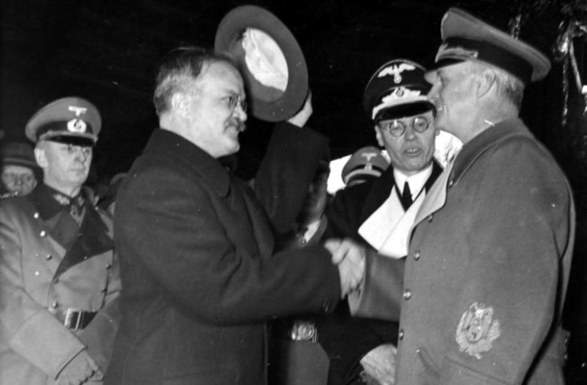 Міністр закордонних справ СРСР В'ячеслав Молотов (ліворуч) і міністр закордонних справ Німеччини Йоахім фон Ріббентроп. Берлін, 14 листопада 1940 року